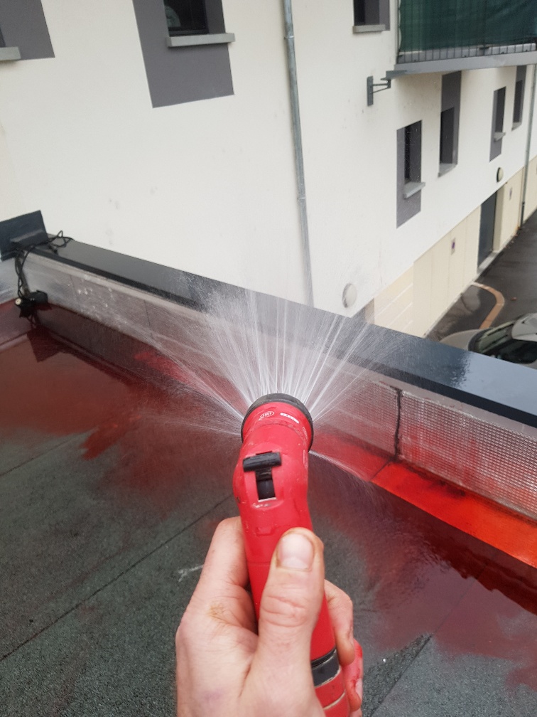 Recherche de fuites toiture sur toit plat à Lyon mise en eau