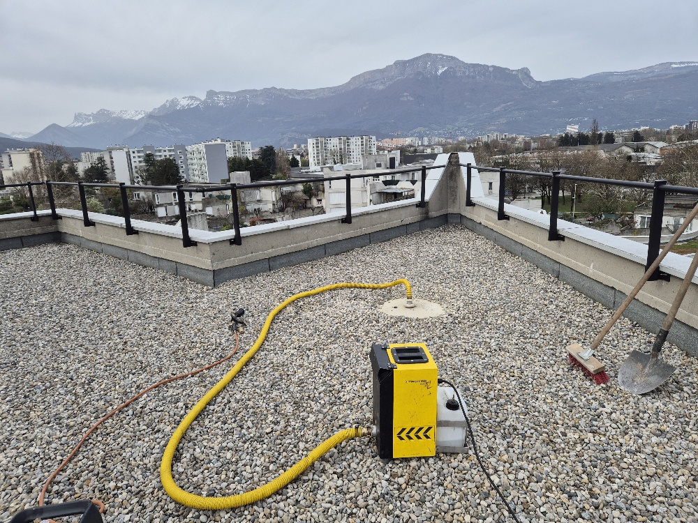 Recherche de fuites avec fumigènes sur toiture en Isère