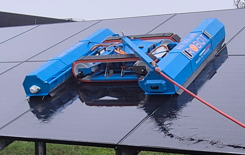 Robot de nettoyage pour panneaux solaires