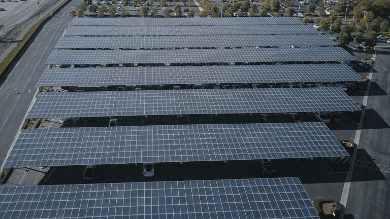 Panneaux solaires sur ombrière de parking